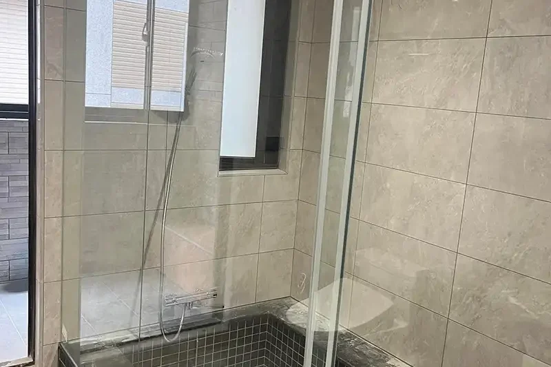 玻璃淋浴隔間與磚砌泡澡池
